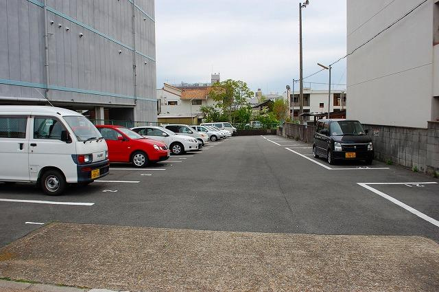 油阪モータープールの外観