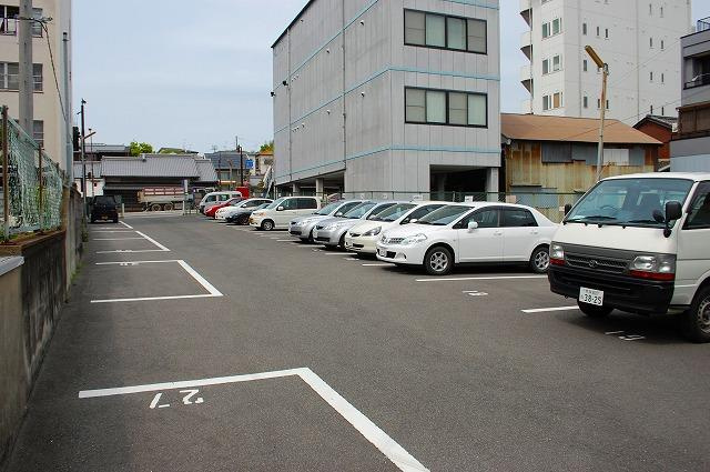 油阪モータープールの外観