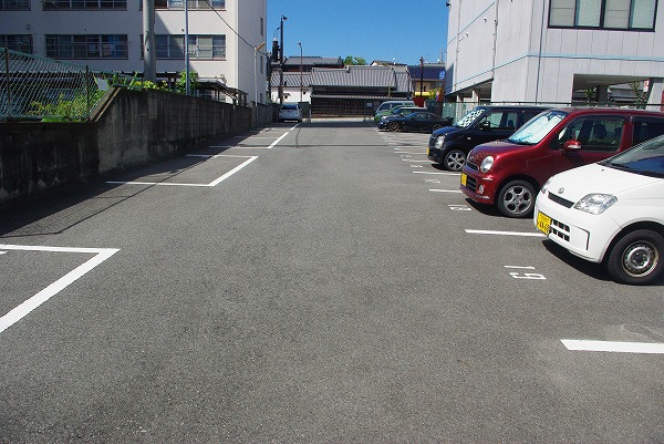 油阪モータープールの外観