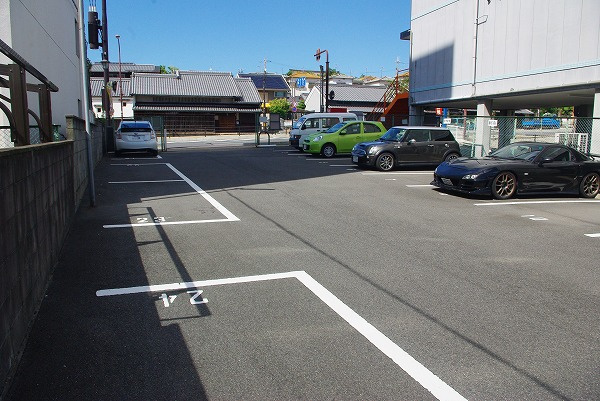 油阪モータープールの外観