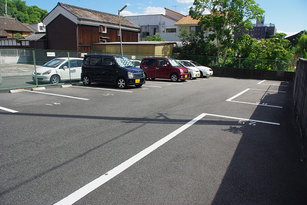 油阪モータープールの外観