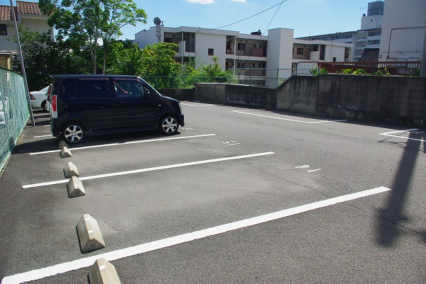 油阪モータープールの外観