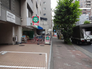 【周辺】 | 鶯谷上原ハイツ　建物前　１Ｆにコンビニが入ってます！