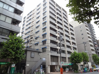 【外観】 | 鶯谷上原ハイツ　山手線鶯谷駅・日比谷線入谷駅からそれぞれ徒歩５分の好立地！金杉通り沿いの物件で夜道安心！１Ｆコンビニ！買い物便利！鉄骨鉄筋コンクリート造の分譲タイプマンション！１２階建ての白い建物！