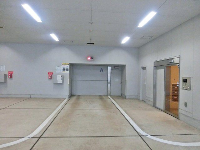 ローレルタワー難波の駐車場