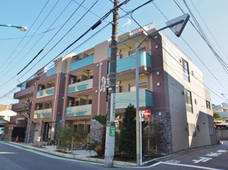 【外観】 | 幡ヶ谷１丁目の大きな通り沿いですが閑静な住宅街に立地する新築マンション