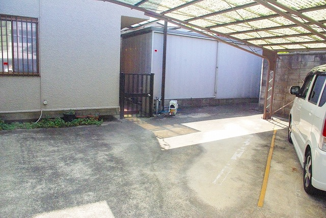 うづめ大教会モータープールの外観