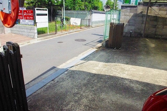 うづめ大教会モータープールの外観