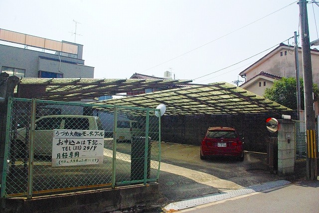 うづめ大教会モータープールの外観