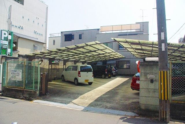 うづめ大教会モータープールの外観