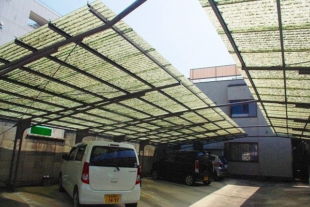 うづめ大教会モータープールの外観