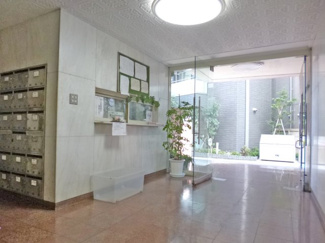 【エントランス】 | コンビニも徒歩2分と近くにあり便利です