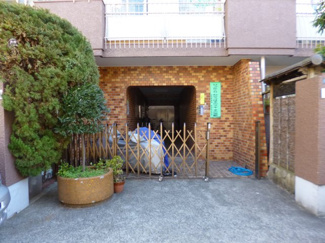 【エントランス】 | 大久保通りから一本入った閑静な住宅街です