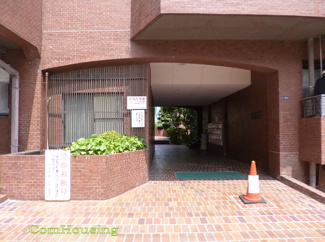 【エントランス】 | レンガ調のタイル張りで雰囲気のあるマンションです