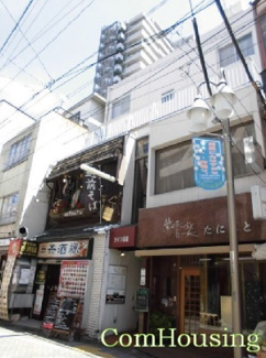 【外観】 | 商店街沿いに佇むマンションです