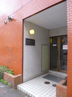 【エントランス】 | エントランスもタイル張りでレトロな雰囲気です