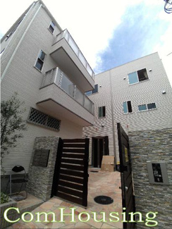 【外観】 | 閑静な住宅街に佇む新築住宅です。　入口にはオートロック設置