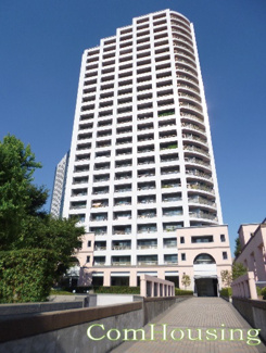 【外観】 | 緑に囲まれた敷地内に建つ２５階建てのマンションです