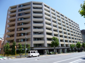 【外観】 | 外苑西通り沿いに佇む総戸数１９５戸のハイクラスマンション。