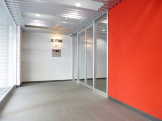 【エントランス】 | イタリアンレッドのおしゃれなエントランス。安心のオートロック付