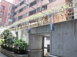 【その他共用部分】 | 裏通路、隣接森ビル敷地より出入り可能です