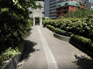 【その他共用部分】 | 裏通路、隣接森ビル敷地より出入り可能です