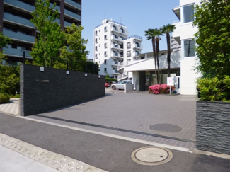 【エントランス】 | 広々としたエントランス。植栽が美しい♪