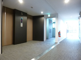 【その他共用部分】 | 5階エレベーターホール。２基あるから待ち時間短縮♪
