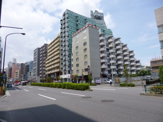 【外観】 | 職安通り沿いに立地