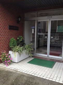 【エントランス】 | マンションの1階にはCOOPあります（9：30～21：00）