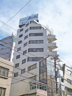 【外観】 | 都営大江戸線「若松河田」駅徒歩４分。東京メトロ東西線「早稲田」駅徒歩７分。11階建マンション。