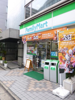 【周辺】 | エントランスの向かい側にあるファミリーマート