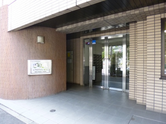 【エントランス】 | 安心のオートロック！　便利な宅配BOXも完備！