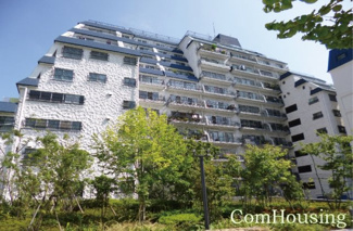 【外観】 | 白壁に青い瓦屋根で存在感のあるデザインです