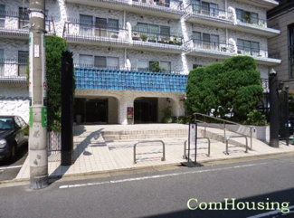 【エントランス】 | 大空間のエントランス