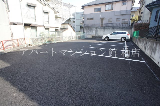 ミレニアムハイツの駐車場