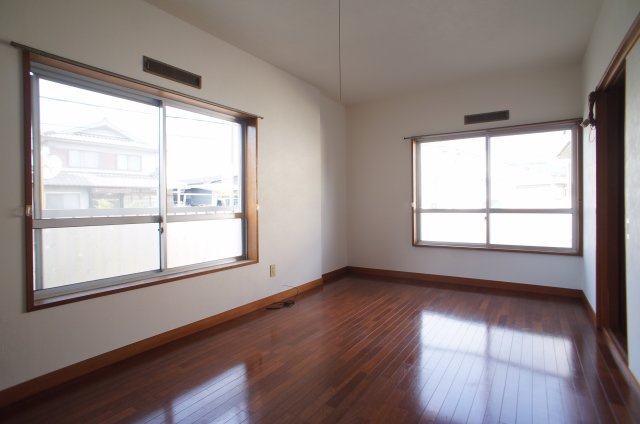 【洋室】 | 下井沢戸建 | 落ち着いた色調の洋室です