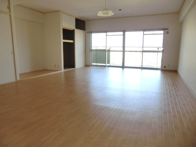 エバービューハイツの居間・リビング