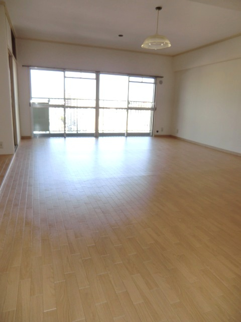 エバービューハイツの居間・リビング