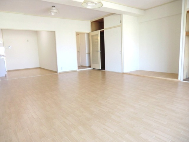 エバービューハイツの居間・リビング