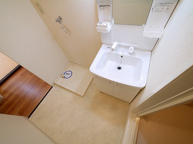 エクセルハイツ　Ｂ棟の洗面所|明るい洗面所です