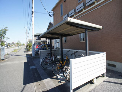 【その他共用部分】 | アリシャＢ | 屋根付きの駐輪場があります♪
