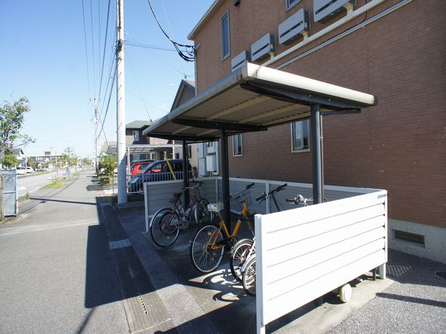 【その他共用部分】 | アリシャＢ | 屋根付きの駐輪場があります♪