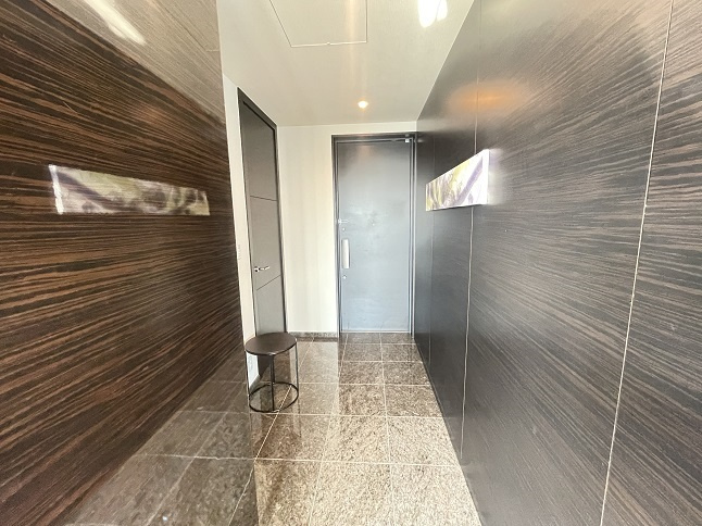 港区六本木７丁目の賃貸マンションのその他|玄関内側・家具家電付・リフォーム前