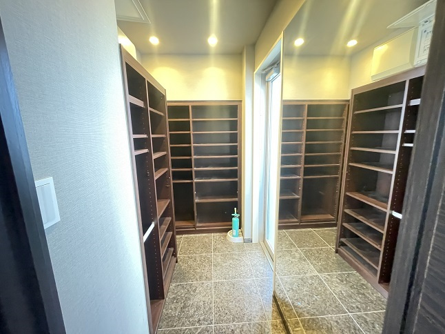 港区六本木７丁目の賃貸マンションのその他|シューズインクローゼット・家具家電付・リフォーム前