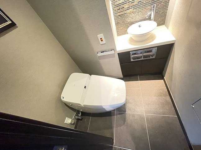 港区六本木７丁目の賃貸マンションのその他|トイレ・家具家電付・リフォーム前