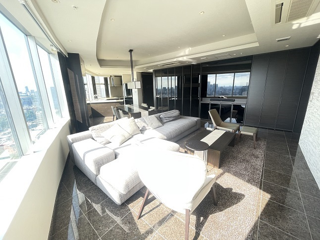 港区六本木７丁目の賃貸マンションの居間・リビング|家具家電付・リフォーム前