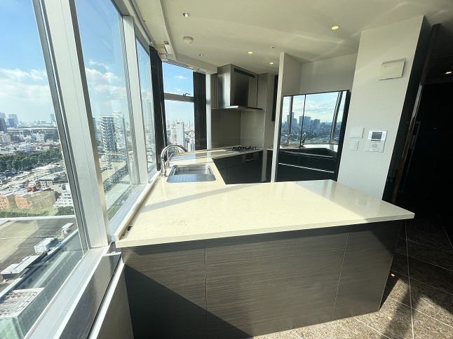 港区六本木７丁目の賃貸マンションのキッチン|家具家電付・リフォーム前