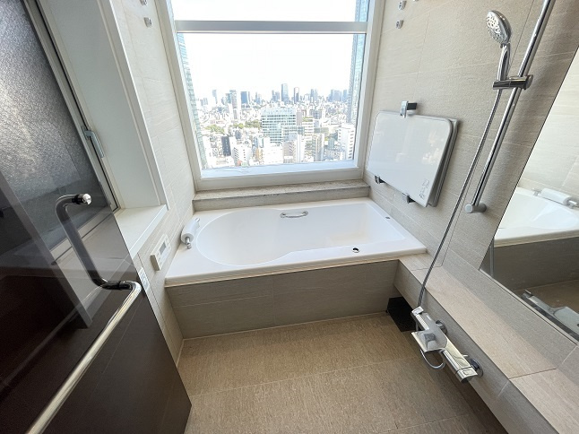 港区六本木７丁目の賃貸マンションの浴室|家具家電付・リフォーム前