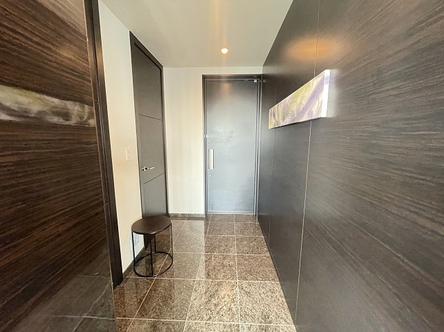 港区六本木７丁目の賃貸マンションの玄関|家具家電付・リフォーム前